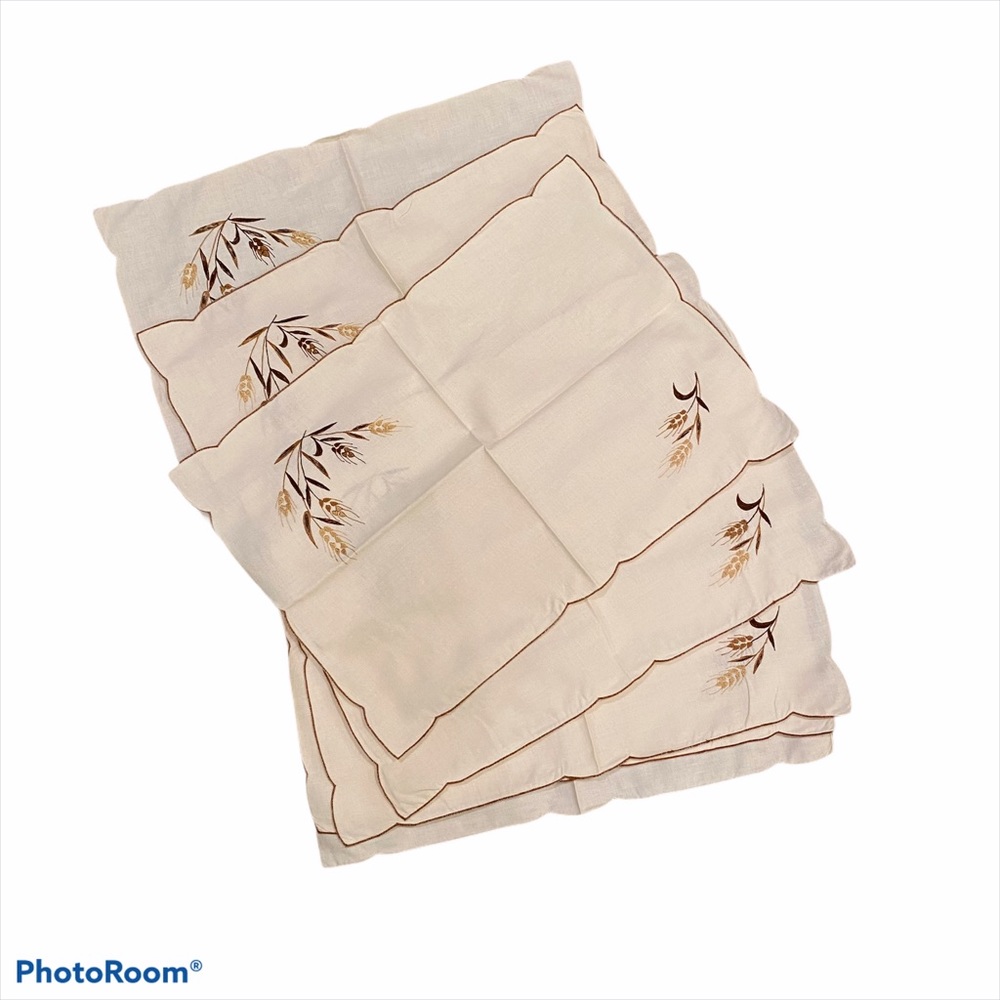 14 Embroidered cloth napkins, table decoration